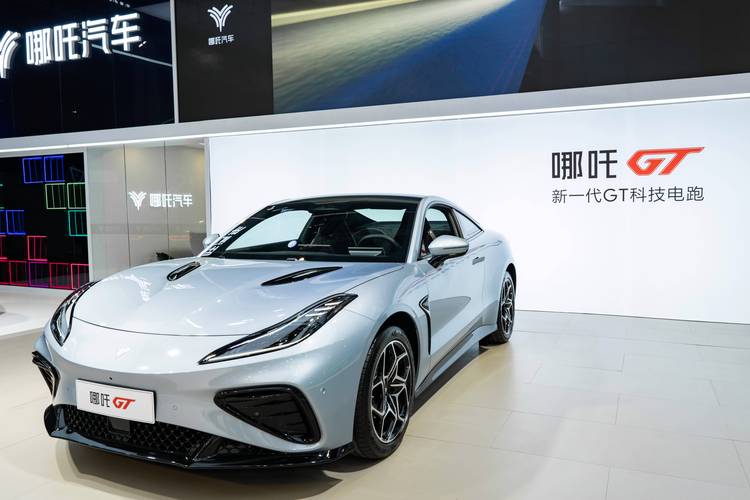 深圳31哪吒汽车在智能汽车领域的表现，领途汽车在新能源汽车市场中的影响力